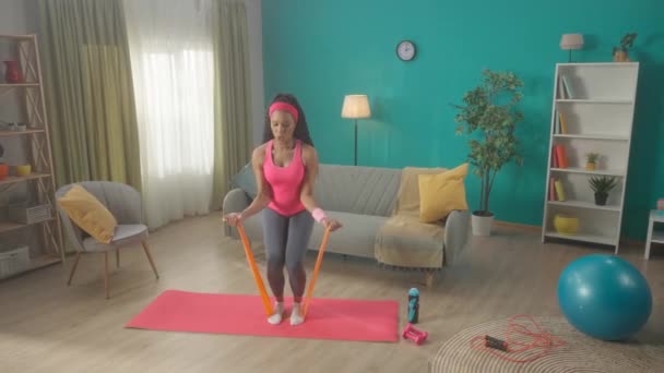 Afroamerikansk Kvinna Tränar Med Ett Sportelastiskt Band Hemma Ung Atletisk — Stockvideo