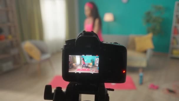 Kobieta Używa Kamery Nagrywania Nowych Treści Dla Internetowego Biznesu Fitness — Wideo stockowe