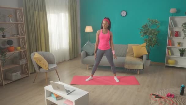 Eine Athletische Afroamerikanerin Macht Seitenbeugen Während Sie Wohnzimmer Auf Einer — Stockvideo