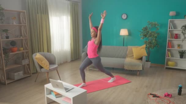 African American Woman Doing Forward Lunges Her Arms Raised Her — Stock Video