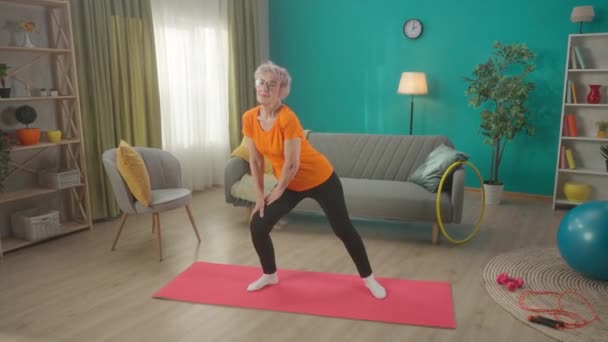 Starsza Kobieta Rzuca Się Boki Podczas Ćwiczeń Siwowłosa Emerytka Dba — Wideo stockowe