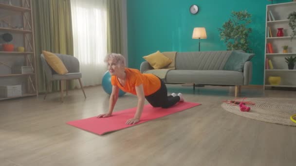 Donna Anziana Che Stretching Una Donna Seduta Sulle Ginocchia China — Video Stock