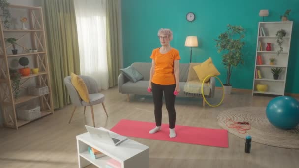 Starší Žena Cvičí Činkami Před Laptopem Obýváku Žena Dívá Videonávod — Stock video