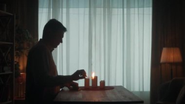 Mum ışığında romantik bir akşam. Bir adam mumları kibritle yakar, bir kadın da kırmızı şarap getirir. Kadın adama bir bardak uzattı ve bardakları tokuşturdular. Masadaki bir çiftin silueti