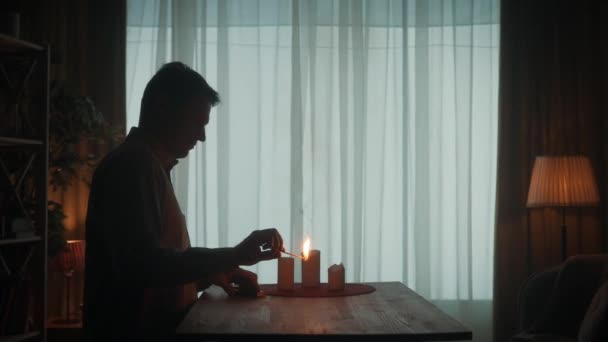 Mum Işığında Romantik Bir Akşam Bir Adam Mumları Kibritle Yakar — Stok video