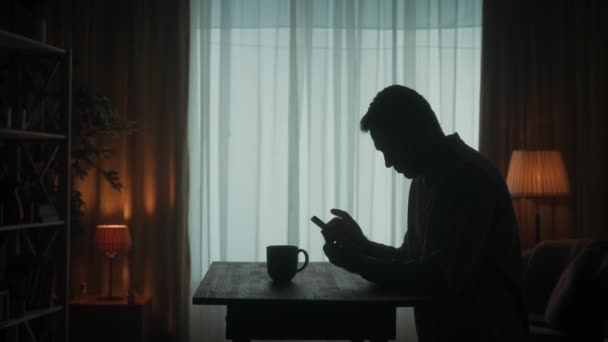 Mężczyzna Stoi Przy Stole Telefonem Rękach Pije Kawę Facet Przegląda — Wideo stockowe