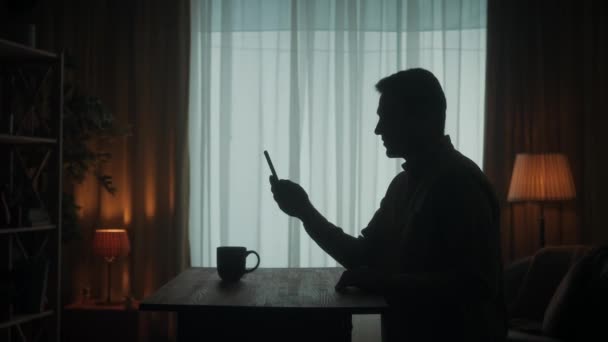 Мужчина Говорит Видеосвязи Используя Телефон Стоя Столом Гостиной Мужчина Машет — стоковое видео