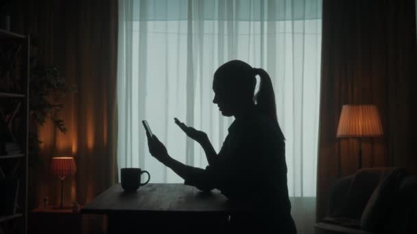 Kvinna Pratar Ett Videosamtal Telefon När Hon Står Vid Ett — Stockvideo