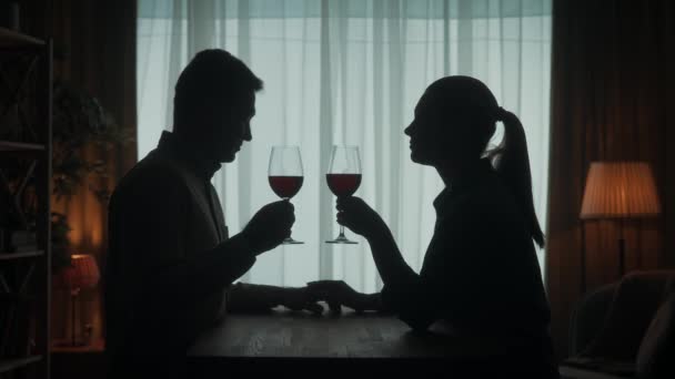 Paret Tillbringar Kvällen Med Rött Vin Levande Ljus Mörka Silhuetter — Stockvideo
