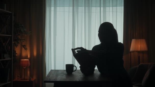 Женщина Читает Книгу Сидя Столом Чашкой Кофе Чаем Комнате Заднем — стоковое видео