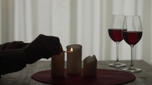 Романтичний Вечір Свічками Руки Чоловіка Освітлює Свічки Сірниками Крупним Планом — стокове відео