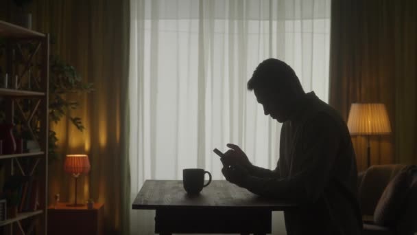 Мужчина Стоит Столом Телефоном Руках Пьет Кофе Человек Листает Ленту — стоковое видео