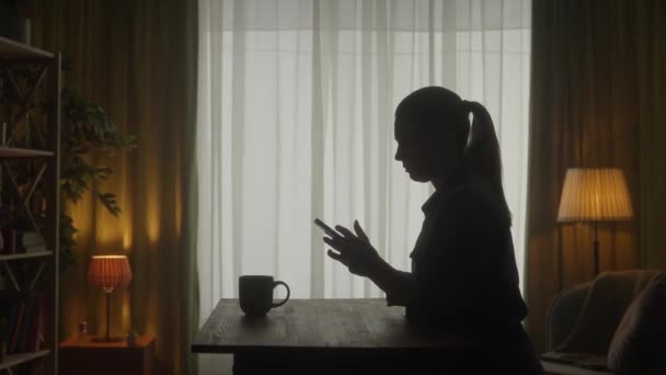 Kobieta Stoi Przy Stole Telefonem Rękach Pije Kawę Kobieta Przegląda — Wideo stockowe