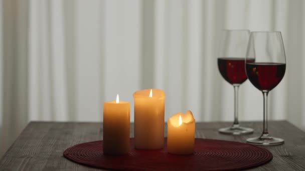 Uomo Spegne Candele Sul Tavolo Accanto Bicchieri Vino Lascia Stanza — Video Stock
