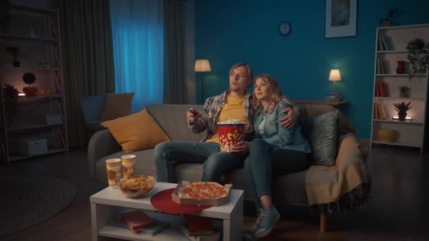 Una Joven Pareja Romántica Está Viendo Una Película Comiendo Palomitas — Vídeo de stock