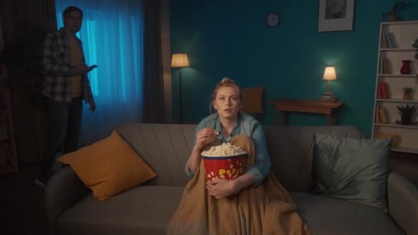 Película Terror Sorprendido Joven Mujer Viendo Una Película Miedo Televisión — Vídeos de Stock