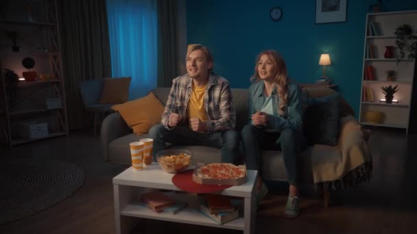 Aile Çifti Akşamları Spor Kanalı Seyrediyor Evde Kanepede Oturuyor Çift — Stok video