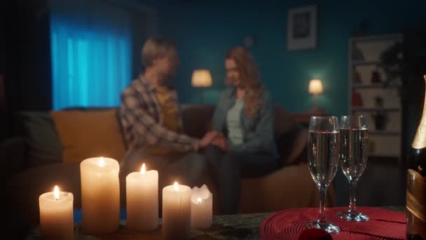 Glasögon Champagne Och Ett Suddigt Kärleksfullt Par Bakgrunden Förälskad Man — Stockvideo