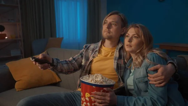 Jong Stel Met Popcorn Kijken Film Een Man Verandert Van — Stockfoto