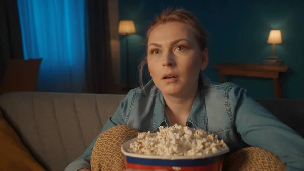 Film Grozy Zszokowana Młoda Kobieta Ogląda Straszny Film Domu Popcorn — Zdjęcie stockowe
