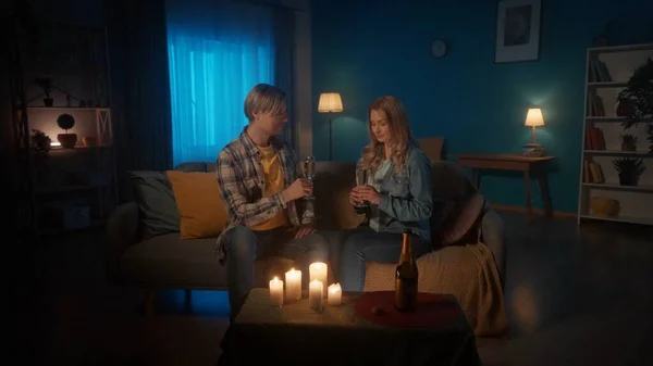 Romantischer Abend Bei Kerzenschein Hause Junge Leute Sitzen Mit Sektgläsern — Stockfoto