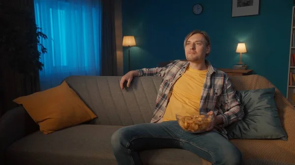 Bir Adam Akşamları Evde Televizyon Izler Adamın Biri Elinde Cips — Stok fotoğraf