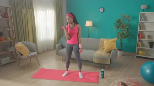 Femeia Tânără Potrivește Făcând Exerciții Bicep Gantere Acasă Femeie Afro — Videoclip de stoc