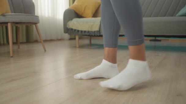 アフリカ系アメリカ人女性は自宅でワークアウトの準備をしている 白い靴下の女性の足を閉じます 女性がリビングの床にスポーツマットを敷いている スローモーション Hdr Bt2020 Hlg材料 — ストック動画