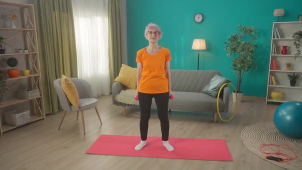 Szürke Hajú Idős Aki Otthon Fitneszezik Súlyzókkal Egy Érett Bicepszet — Stock videók
