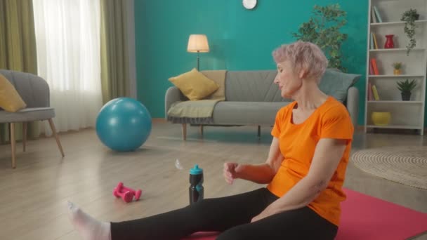 Una Donna Anziana Stanca Dopo Allenamento Quotidiano Siede Materassino Sportivo — Video Stock