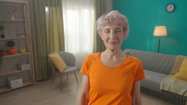 Портрет Улыбающейся Седой Пожилой Женщины Скрещенными Руками После Тренировки Довольная — стоковое видео