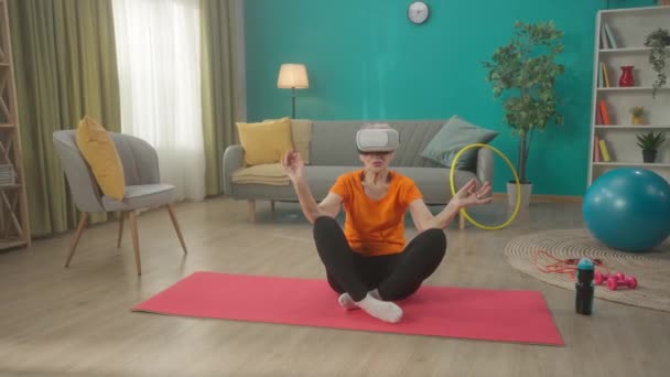 Eine Rentnerin Mit Virtual Reality Brille Sitzt Einer Lotusposition Ältere — Stockvideo
