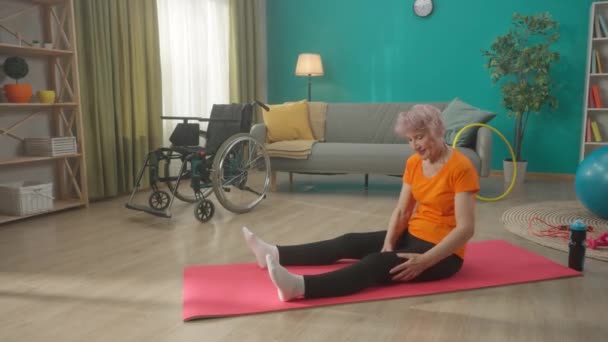 Eine Ältere Frau Mit Gehbehinderung Sitzt Auf Dem Boden Wohnzimmer — Stockvideo