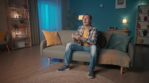 Muž Sedící Gauči Zapne Televizi Dálkovým Ovladačem Muž Upraví Jas — Stock video