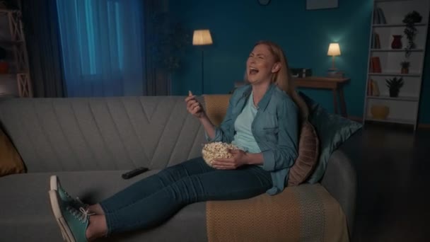 Femme Riante Regardant Comédie Spectacle Comique Assis Avec Pop Corn — Video