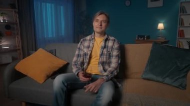 Üzgün bir adam akşamları kanepede otururken bir bardak şarapla televizyon izler. Bir adam dramatik bir film izliyor, ya da gözlerinde yaşlarla dokunaklı bir ev videosu.