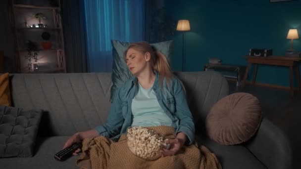 Mladá Žena Usnula Během Filmu Gauči Spí Unavená Žena Popcornem — Stock video