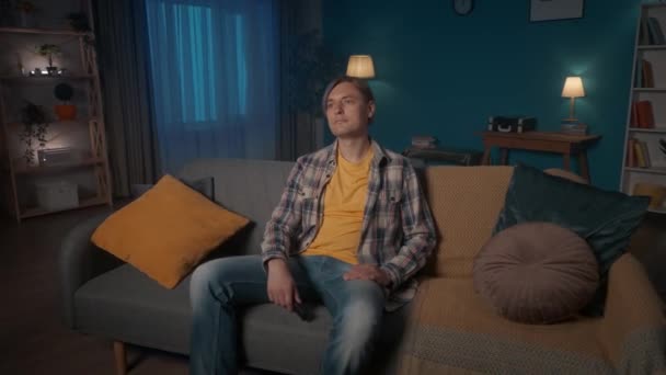 Večer Sedí Pohovce Pokoji Mladý Muž Dívá Televizi Muž Nemá — Stock video