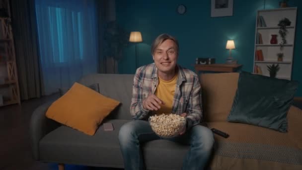 Homme Assoit Sur Canapé Soir Mange Pop Corn Regarde Télévision — Video