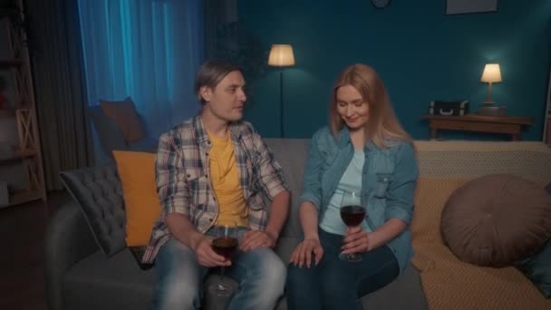 Ungdomar Sitter Soffan Med Glas Rött Vin Händerna Paret Pratar — Stockvideo
