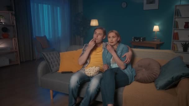 Egy Házaspár Ölelkezik Kanapén Egy Tányér Popcornnal Filmet Néz Férfi — Stock videók