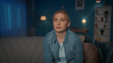 Kanepede oturup televizyon izleyen bir kadının portresi. Bir kadın filmi, diziyi, reality şovu izler, senaryoyu yakından izler, şaşırır.