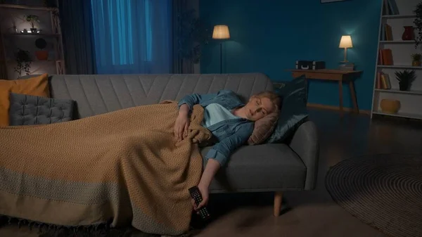 Zmęczona Śpiąca Kobieta Zasnęła Oglądając Telewizję Kobieta Śpi Pokryta Kocem — Zdjęcie stockowe