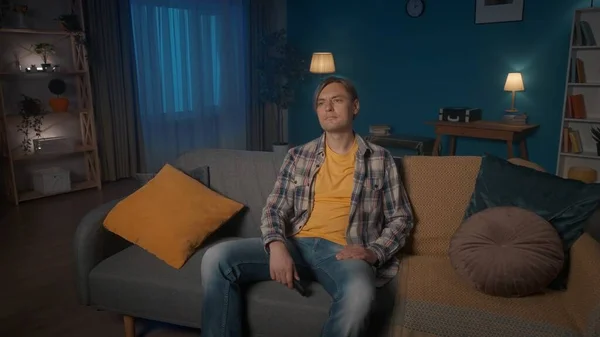 Genç Bir Adam Akşamleyin Kanepede Oturur Televizyon Izler Adamın Biri — Stok fotoğraf