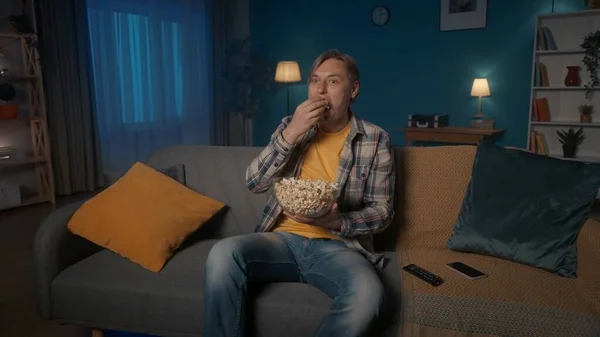 Muž Sedí Večer Gauči Popcorn Dívá Televizi Víkendový Koncept Volného — Stock fotografie