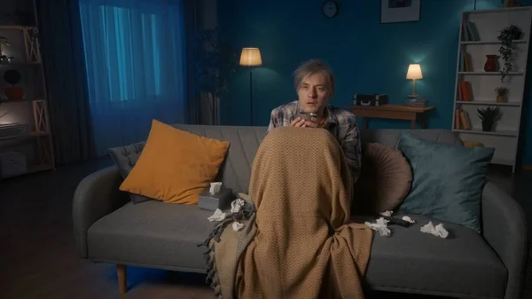 Battaniyeyle Kaplanmış Hasta Bir Adam Kanepede Oturup Film Izliyor Şiş — Stok fotoğraf