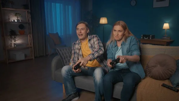 Jovem Casal Está Jogando Console Videogame Com Controladores Jogos Enquanto — Fotografia de Stock