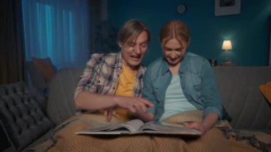 Genç evli bir çift bir aile fotoğrafı albümüne bakıyor. Oturma odasındaki kanepede oturan bir adam ve bir kadın eski fotoğraflara bakarken gülüyorlar. Anılar
