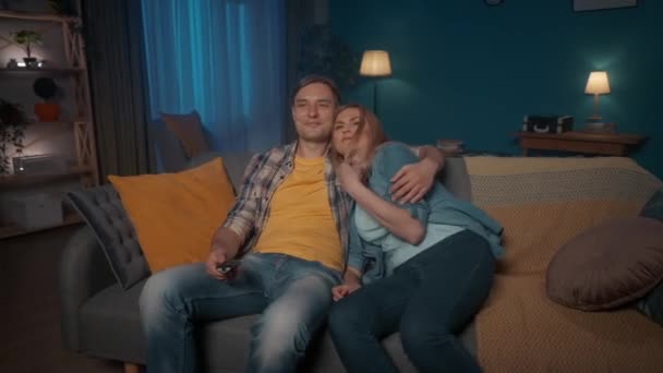 Manželé Sedí Gauči Dívají Televizi Muž Přepíná Kanály Dálkovým Ovládáním — Stock video