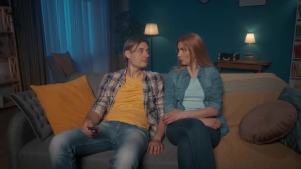 Casal Está Sentado Sofá Ver Televisão Homem Muda Canal Com — Vídeo de Stock